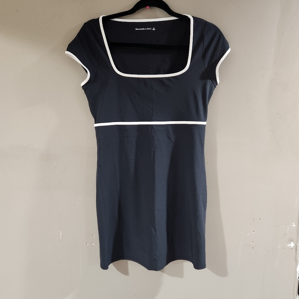 Abercrombie short sleeve travelers skort dress size small black and white